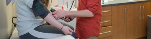 Étudiante qui se fait prendre la pression par l'infirmier du Collège de Maisonneuve.