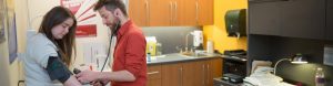 Étudiante qui se fait prendre la pression par l'infirmier du Collège de Maisonneuve.